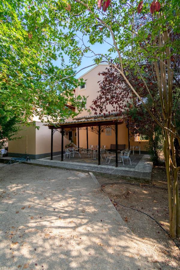 Villa Olive Apartments Іпсос Екстер'єр фото